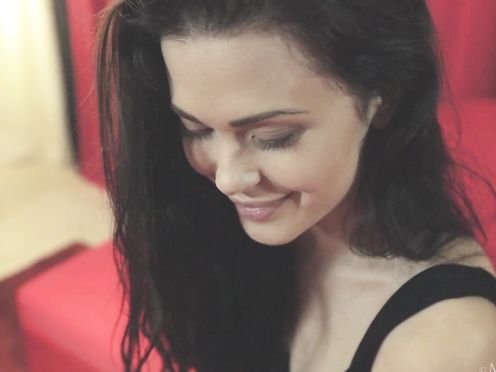 Love Chat - Amelie B Posing